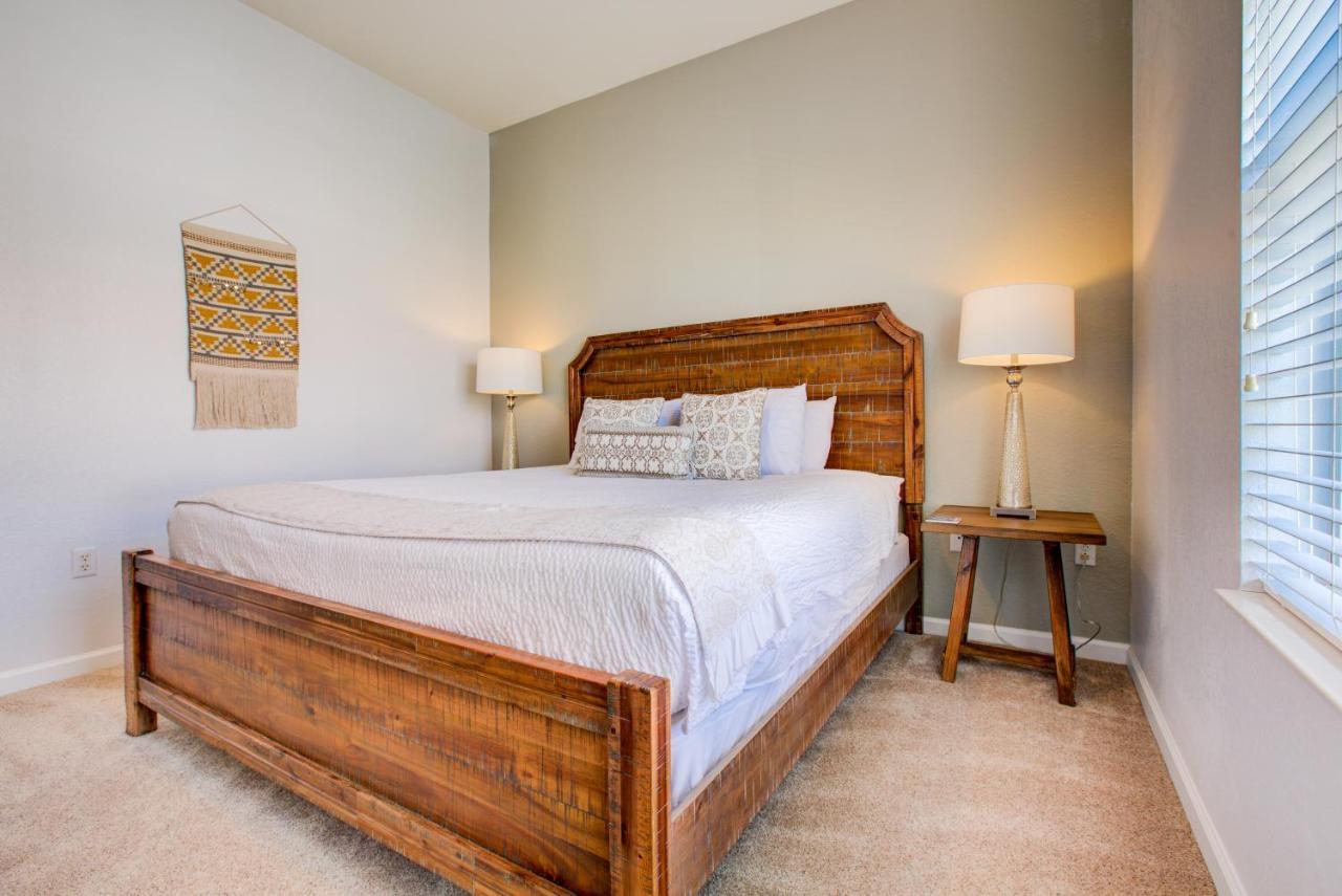 Apartment Vacation In This Stunning Condo- Near Attractions *