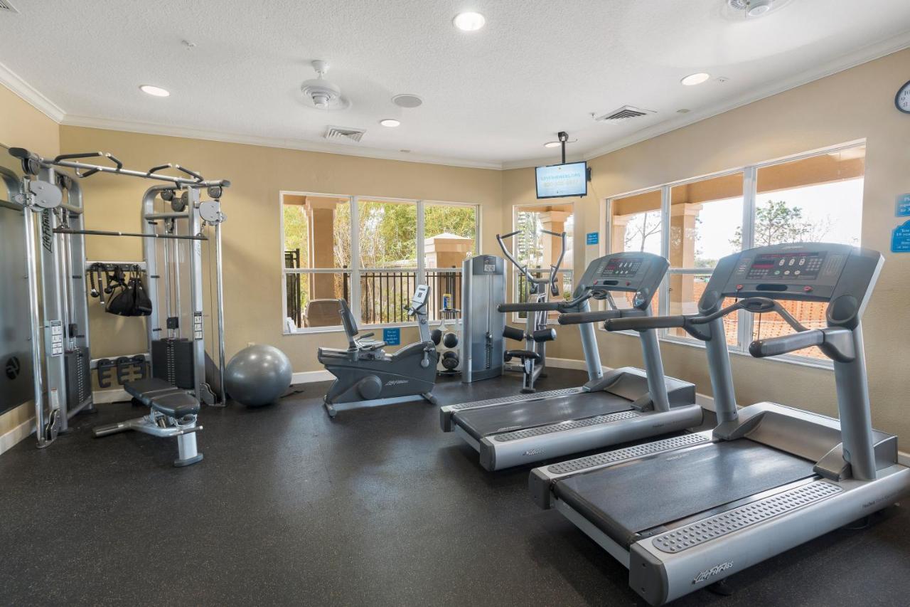 Apartment Updated Lakeview Condo, Minutes From