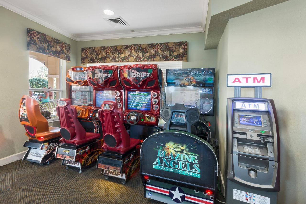 Apartment Updated Lakeview Condo, Minutes From