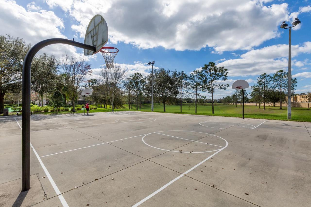 Apartment Updated Lakeview Condo, Minutes From *