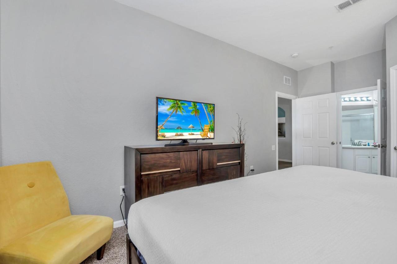 Updated Lakeview Condo, Minutes From