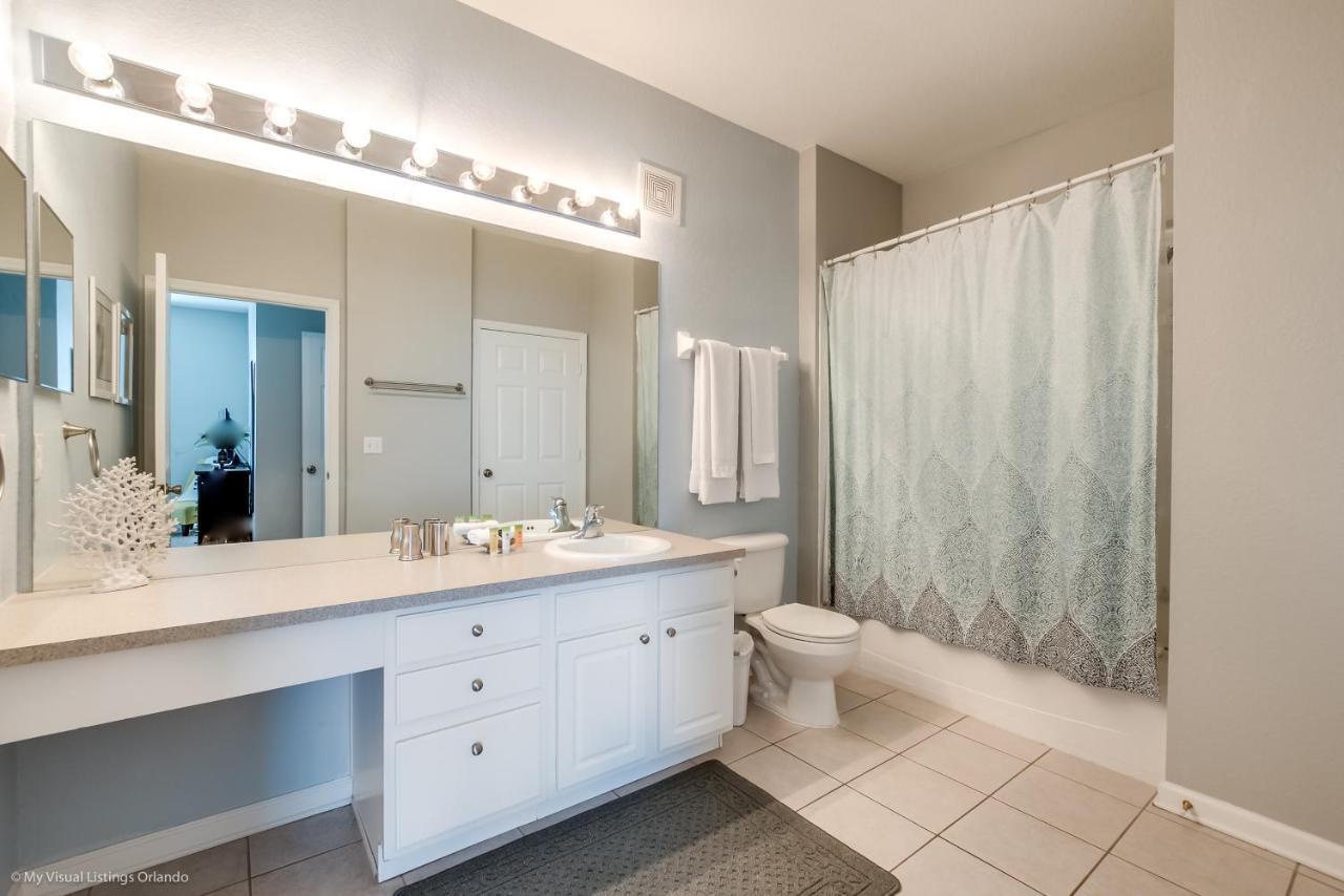 Apartment Updated Lakeview Condo, Minutes From