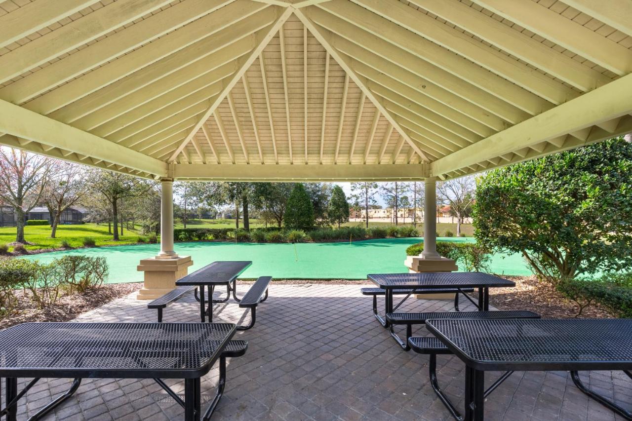 Apartment Updated Lakeview Condo, Minutes From *