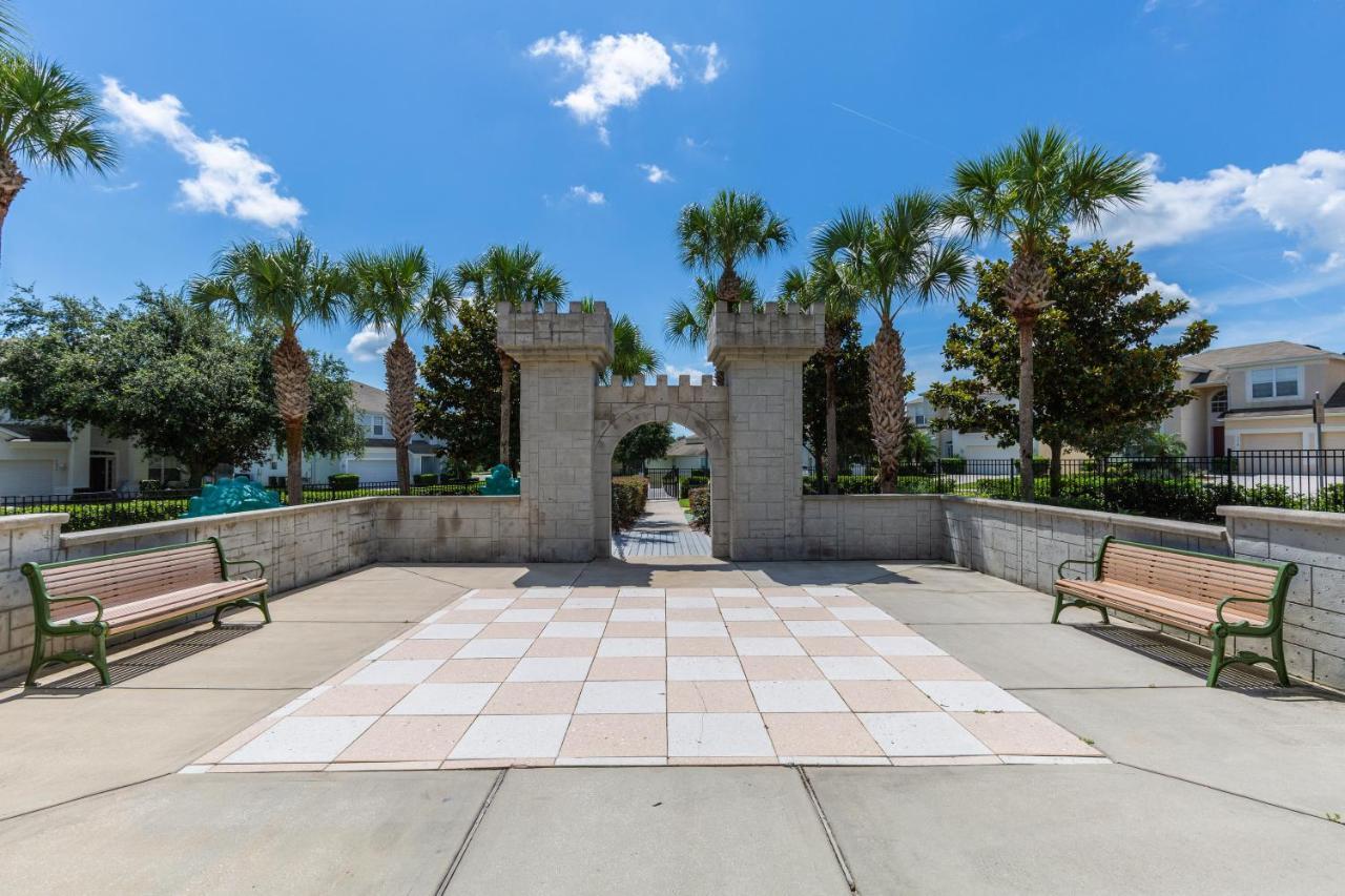 Apartment Updated Lakeview Condo, Minutes From *