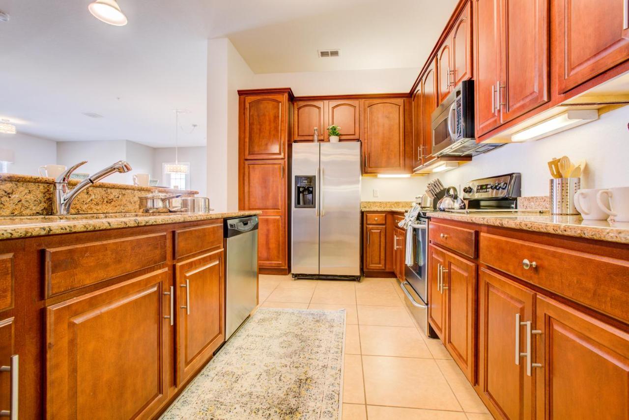 Vacation In This Stunning Condo- Near Attractions *