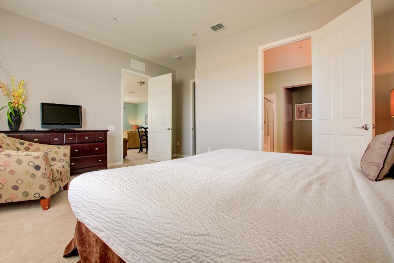Top-floor Luxurious Lakeview Apartment *