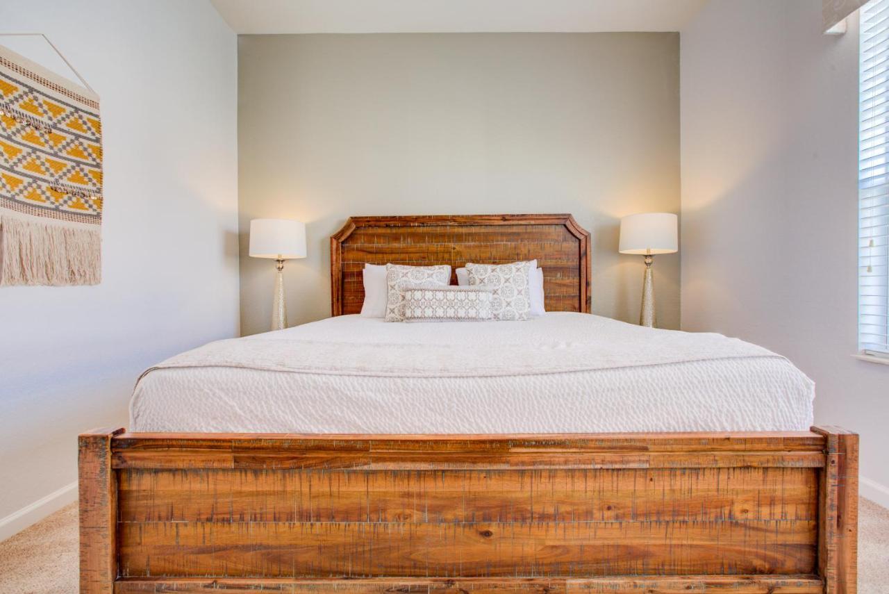 Vacation In This Stunning Condo- Near Attractions Apartment