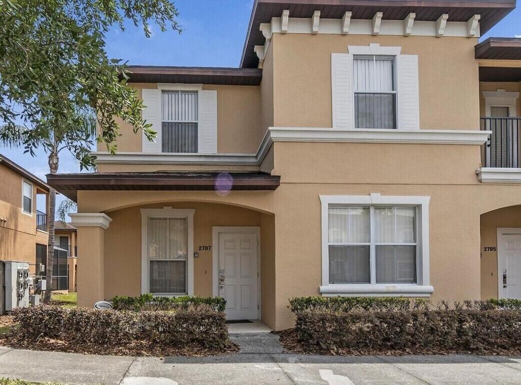 4 Bedroom Town On Regal Oaks Holiday home *