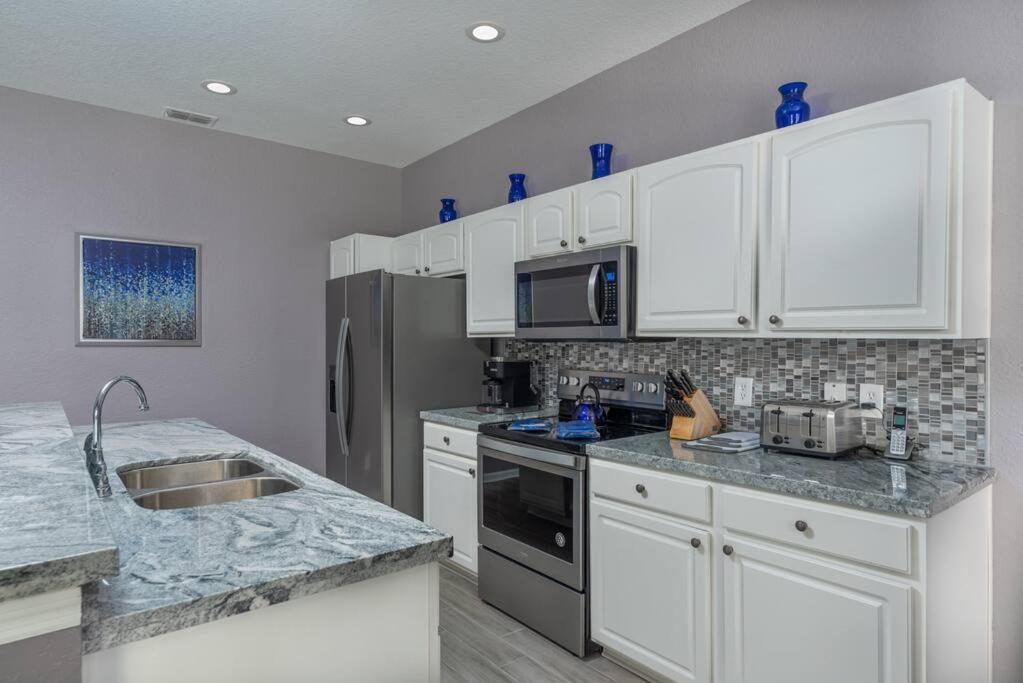 Spacious 4br Themed Rooms, Pool, Near Holiday home *