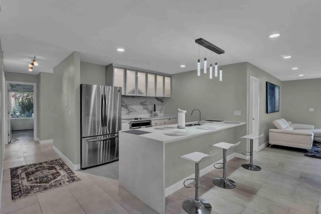 Luxurious 5 Bedroom Lake House 3min From Universal Holiday home Orlando