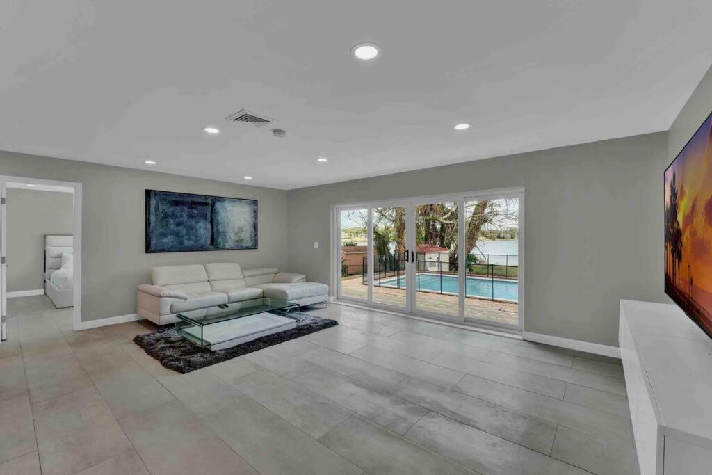 Luxurious 5 Bedroom Lake House 3min From Universal