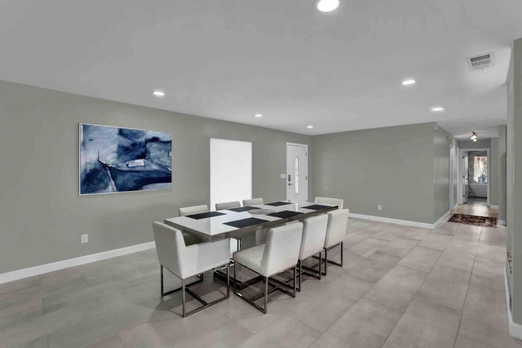 Luxurious 5 Bedroom Lake House 3min From Universal Orlando