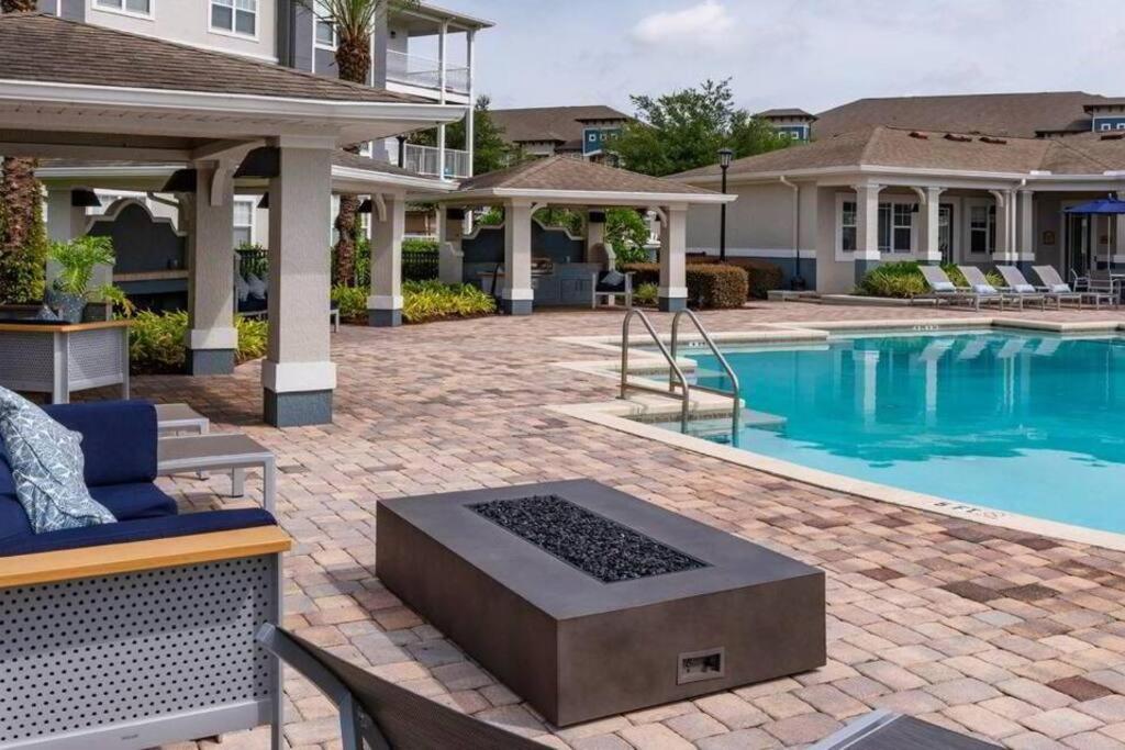 Luxurious 2-bed W/lake View And Amenities
