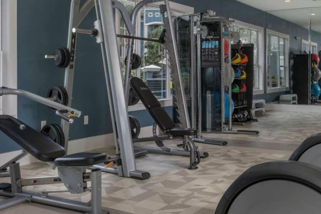 Luxurious 2-bed W/lake View And Amenities Apartment *