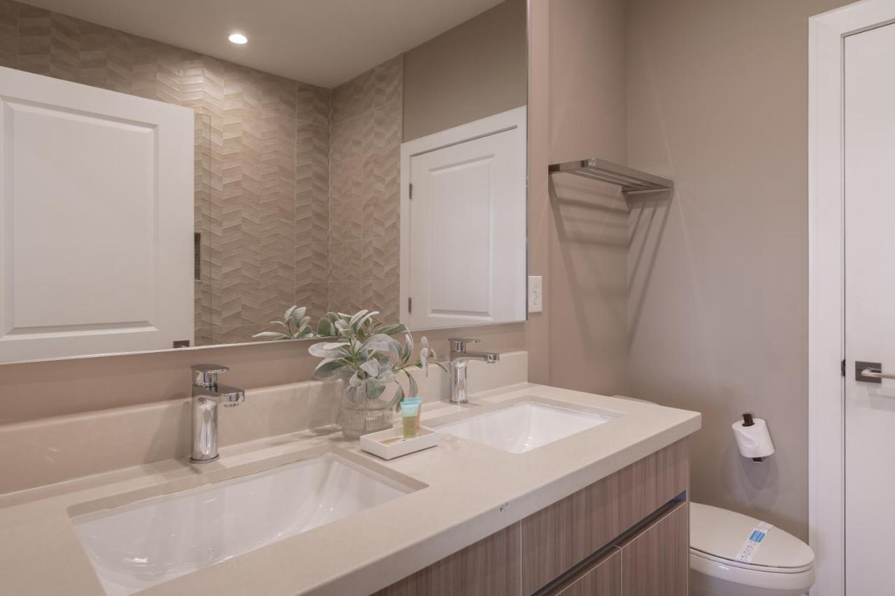 Beautiful Townhome Magic Village 1,5 Mile To Dis Villa *