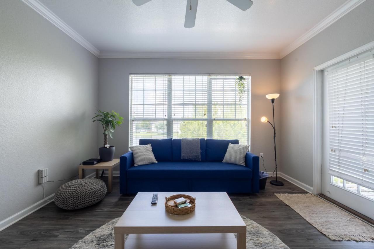 Luxurious 2-bed W/lake View And Amenities * Orlando