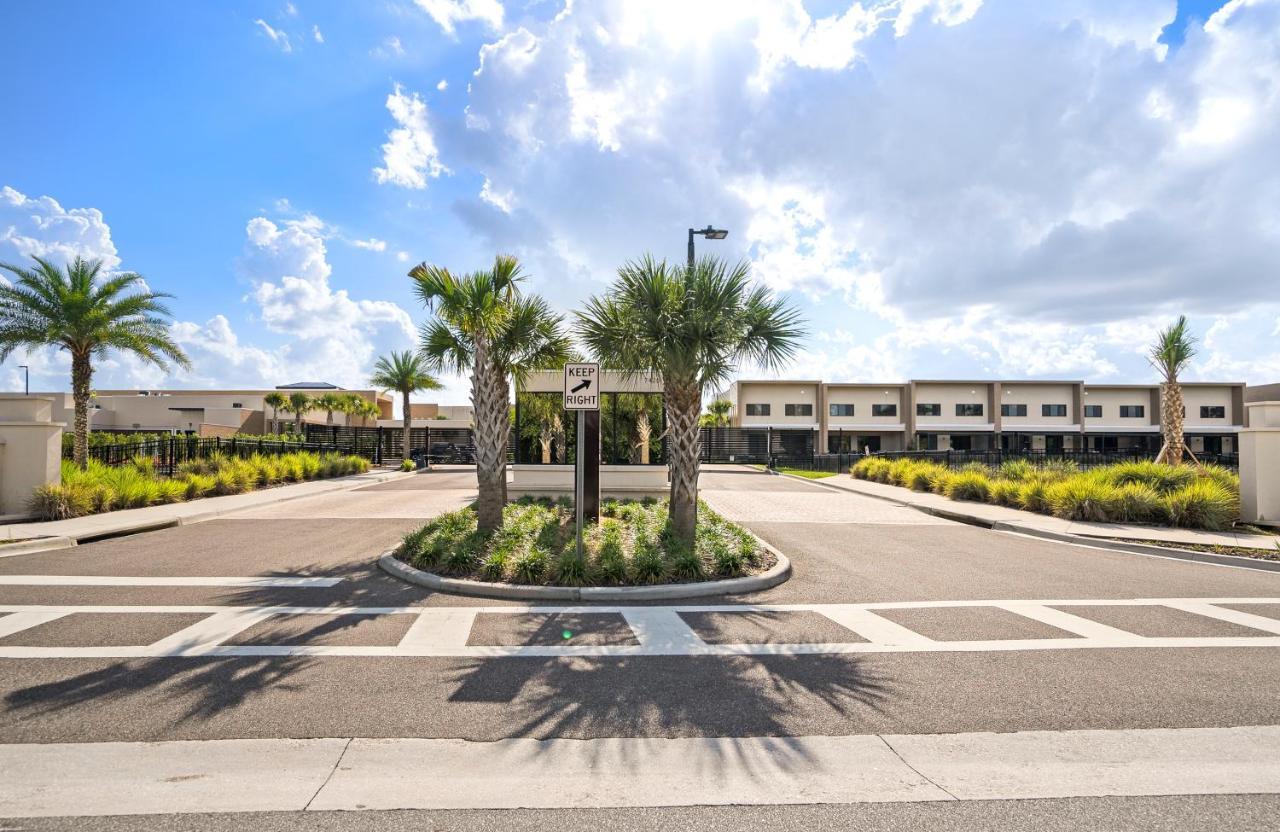Beautiful Townhome Magic Village 1,5 Mile To Dis Villa
