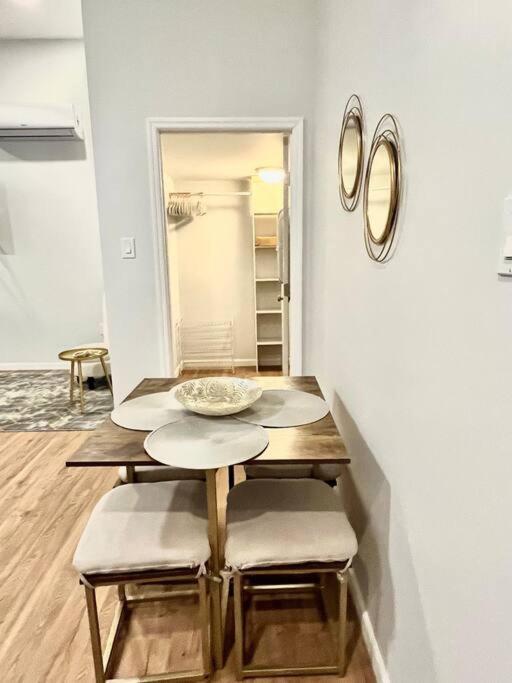 Apartment Chic, Spacious, Cozy Great Location! *