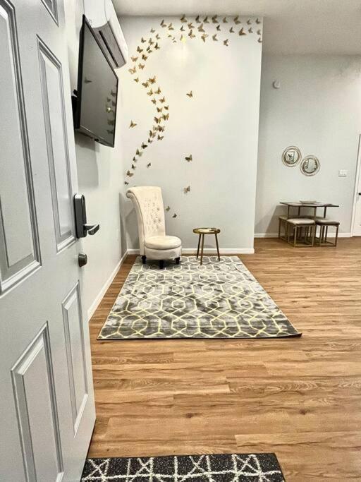 Apartment Chic, Spacious, Cozy Great Location!