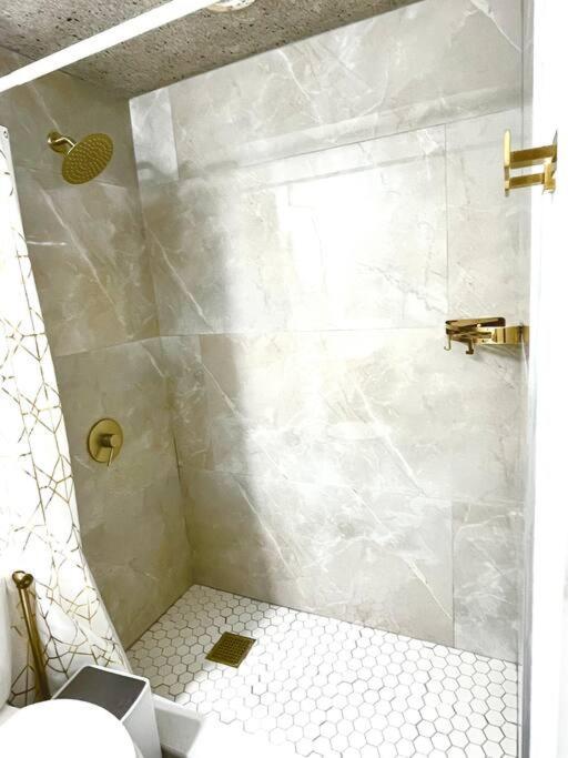 Chic, Spacious, Cozy Great Location! Apartment