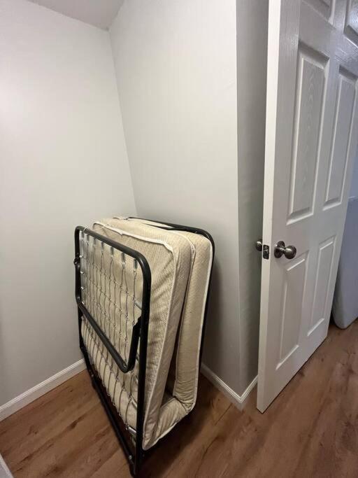 Chic, Spacious, Cozy Great Location! Apartment