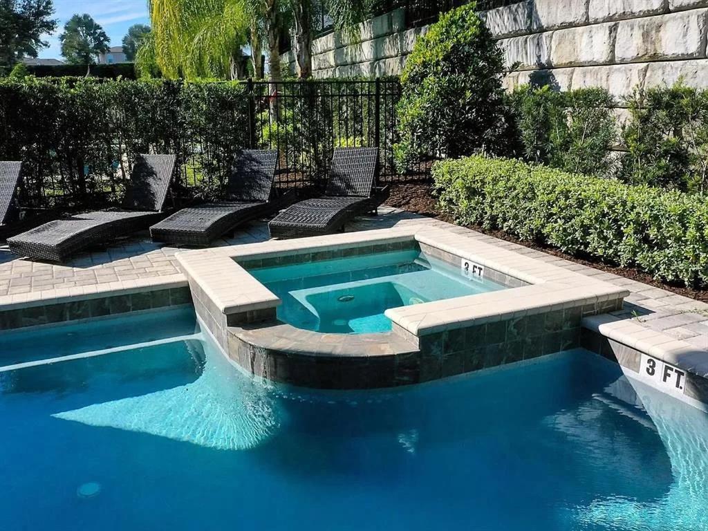 Luxurious 6 Bedroom With Private Pool & Villa *
