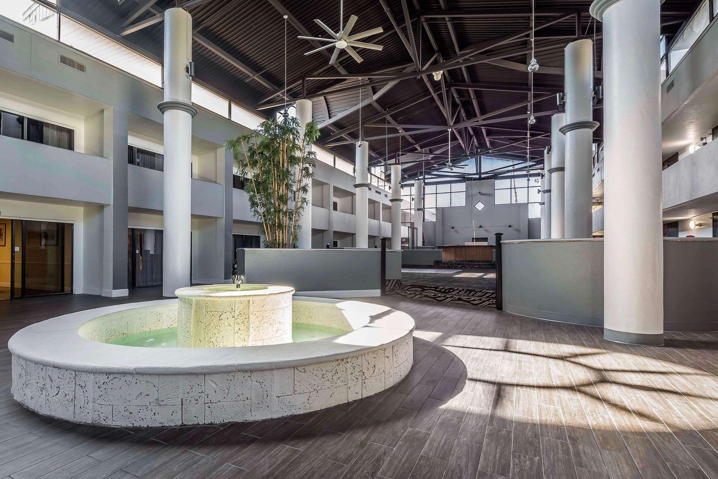 Clarion International Airport Hotel