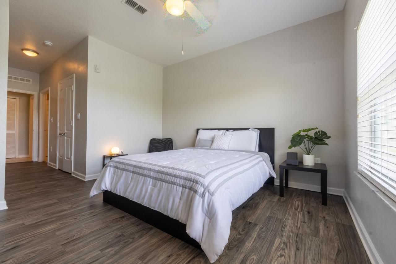 Luxurious 2-bed W/lake View And Amenities Apartment