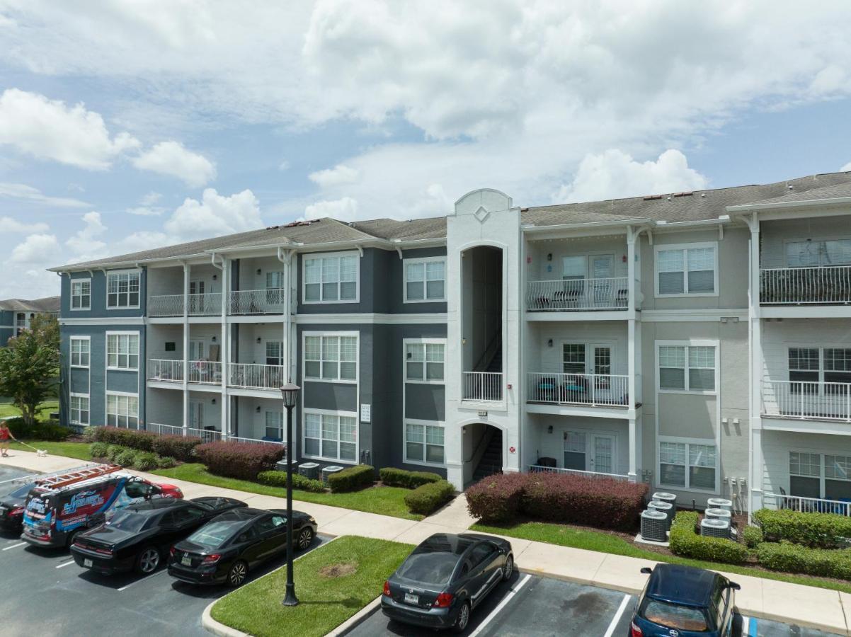 Luxurious 2-bed W/lake View And Amenities Orlando