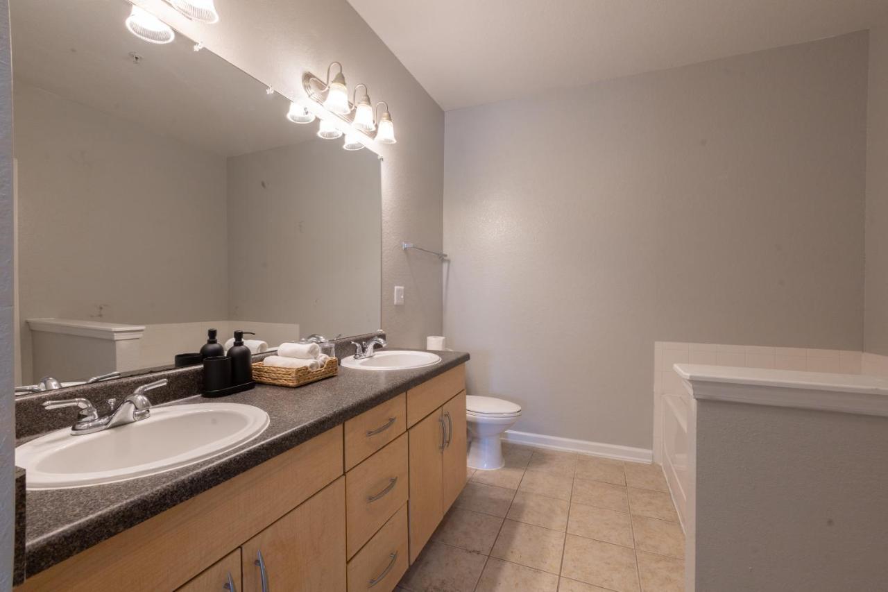 Luxurious 2-bed W/lake View And Amenities * Orlando