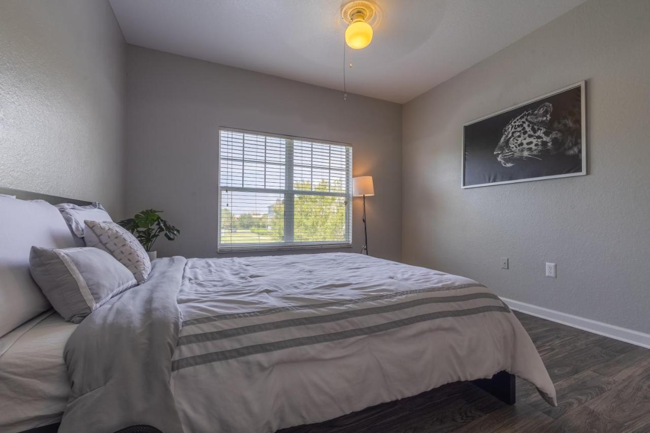 Luxurious 2-bed W/lake View And Amenities * Orlando
