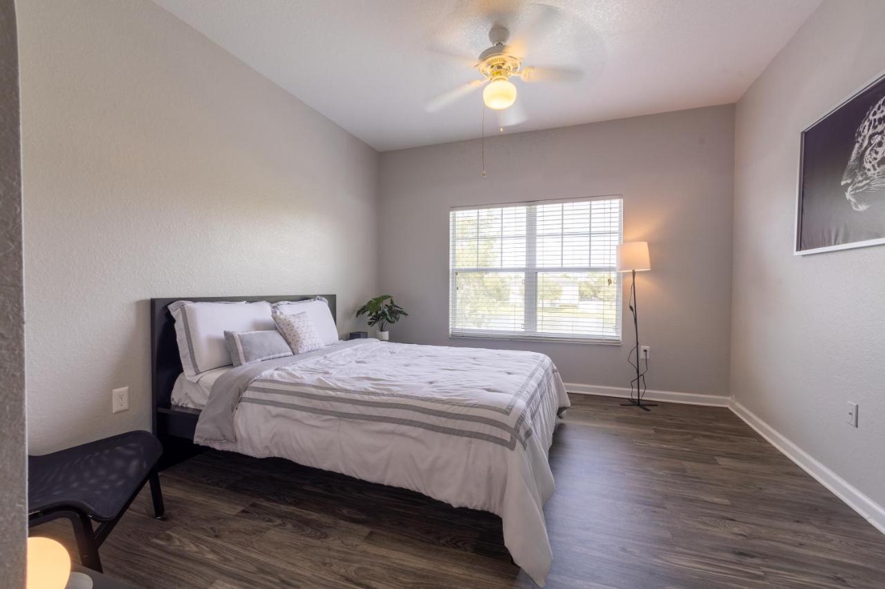 Luxurious 2-bed W/lake View And Amenities * Orlando