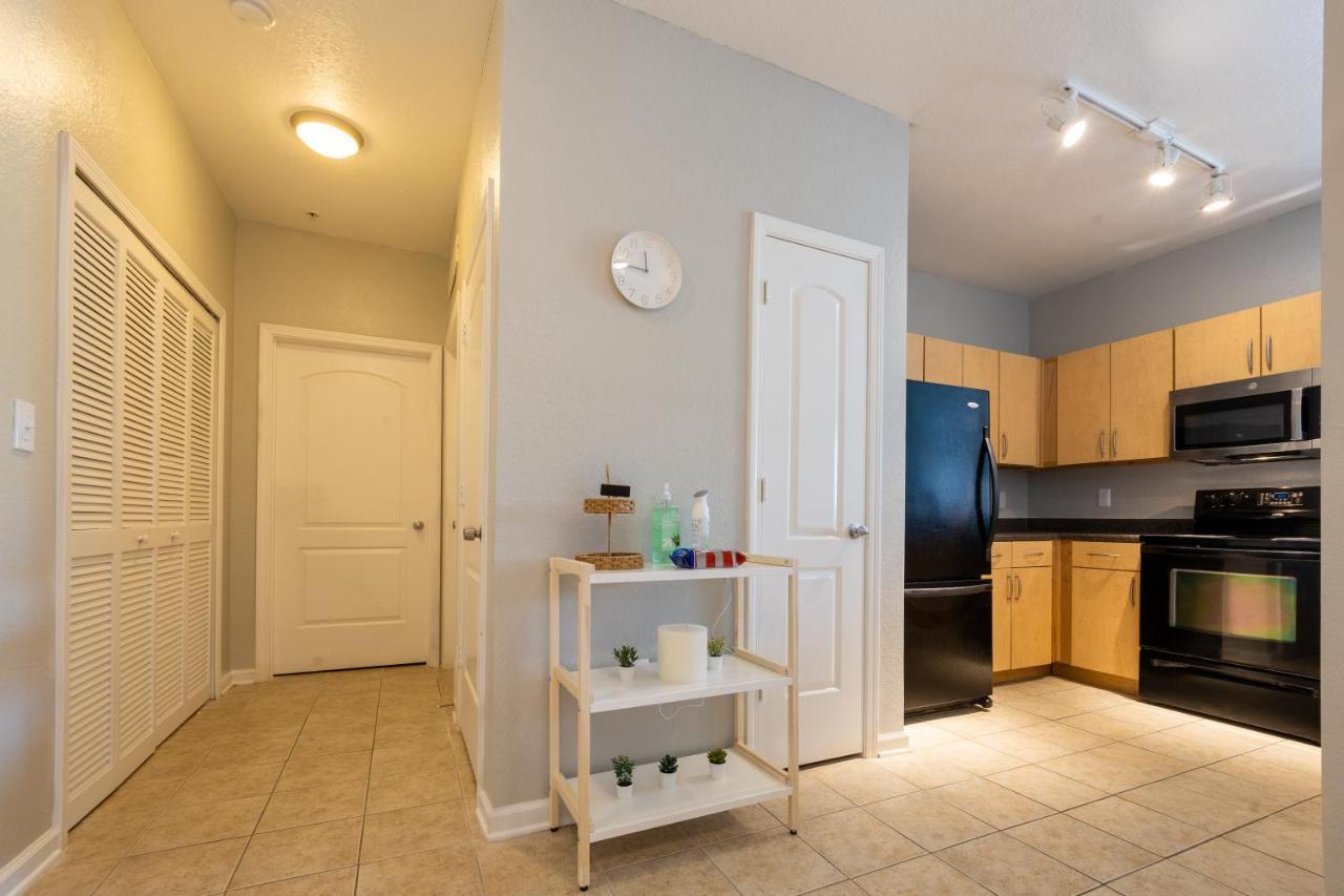 Luxurious 2-bed W/lake View And Amenities Apartment