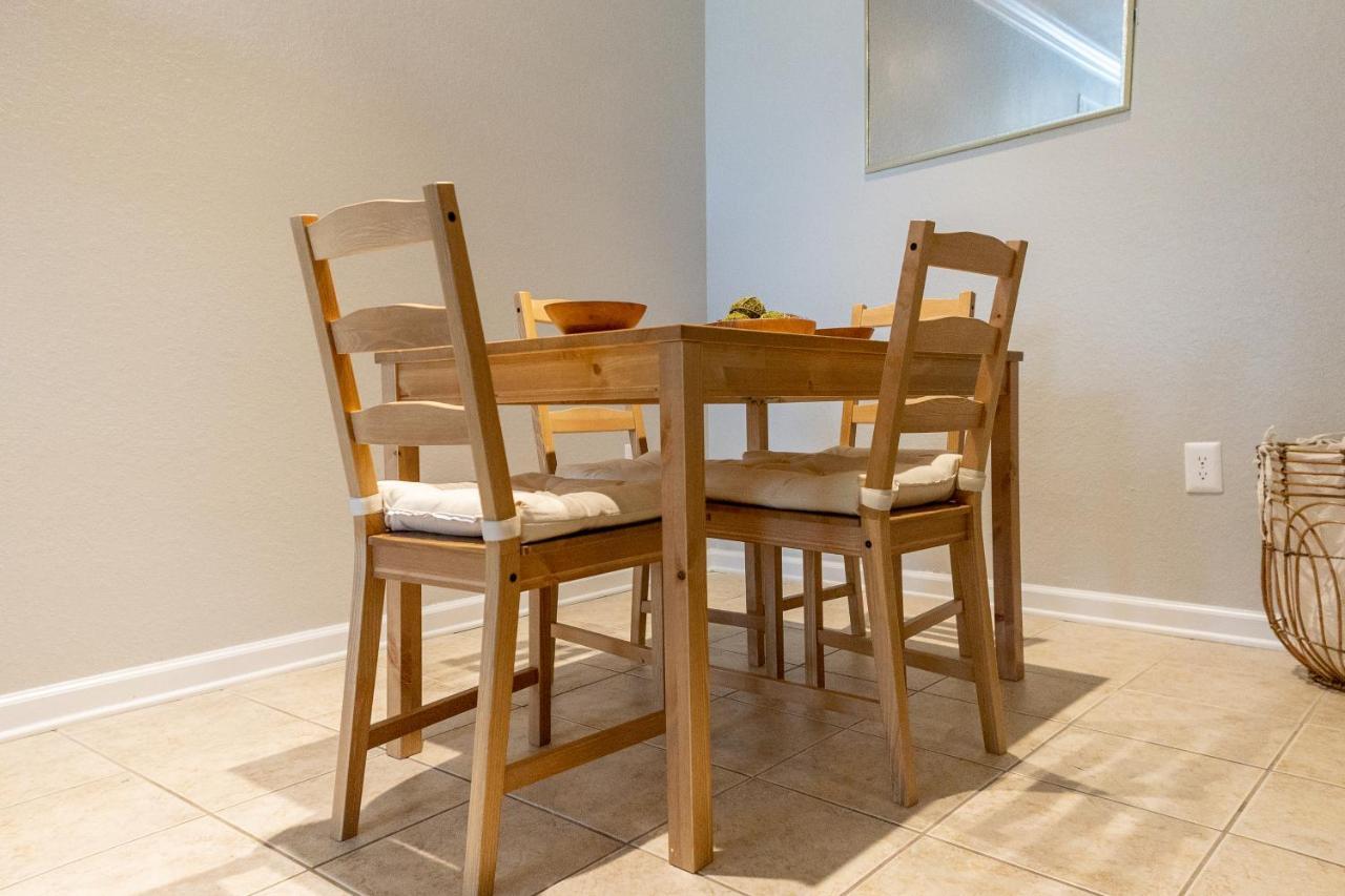 Luxurious 2-bed W/lake View And Amenities Apartment *