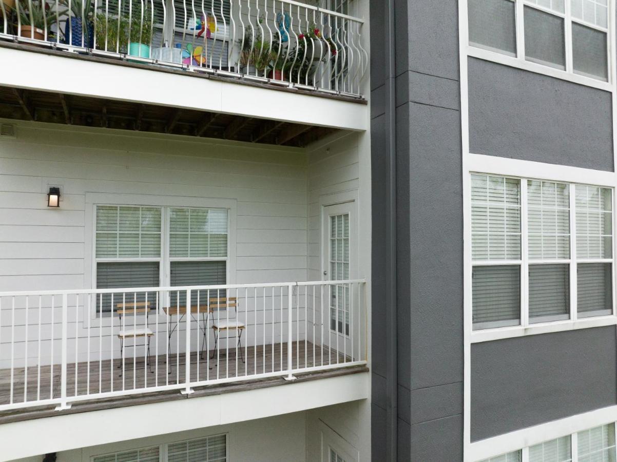 Luxurious 2-bed W/lake View And Amenities Apartment