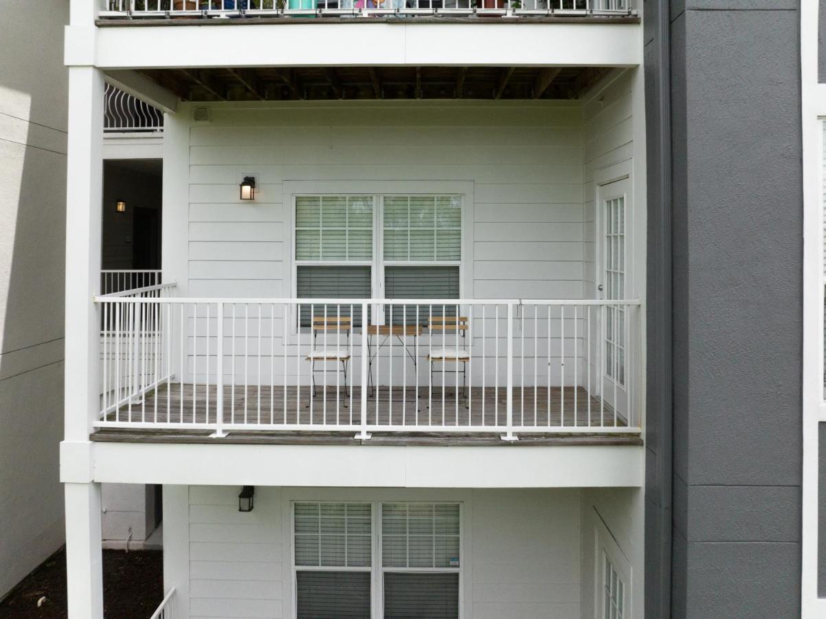 Luxurious 2-bed W/lake View And Amenities Apartment Orlando