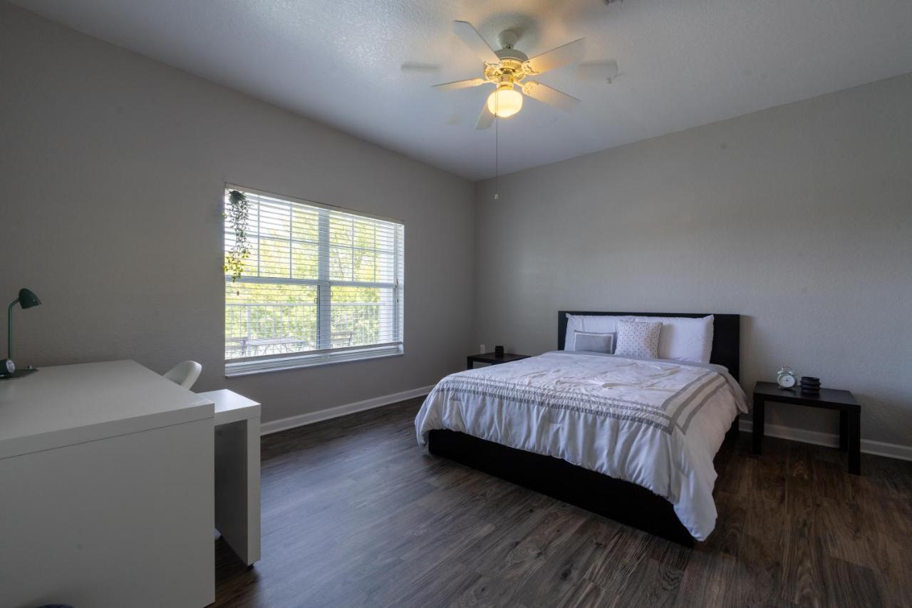 Luxurious 2-bed W/lake View And Amenities Orlando