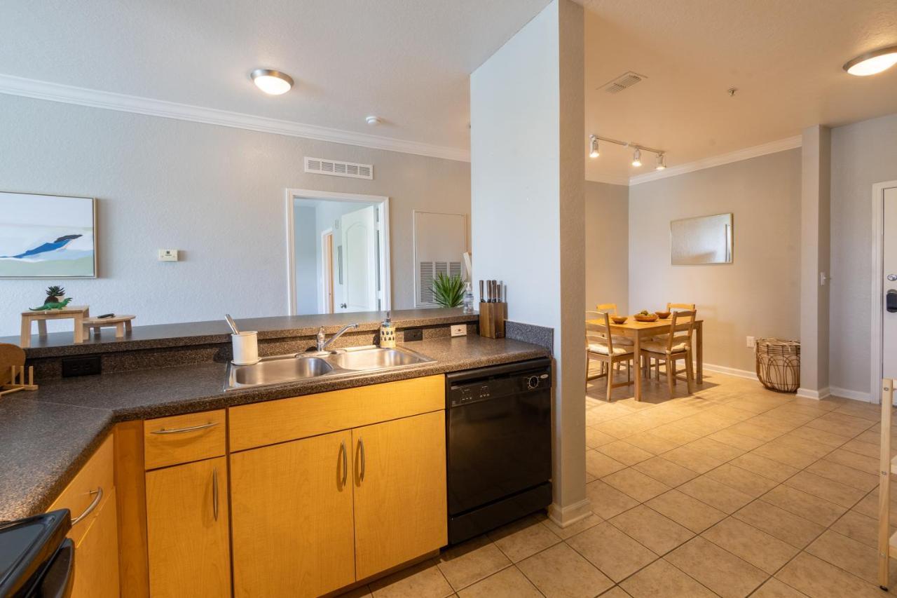 Luxurious 2-bed W/lake View And Amenities Apartment Orlando