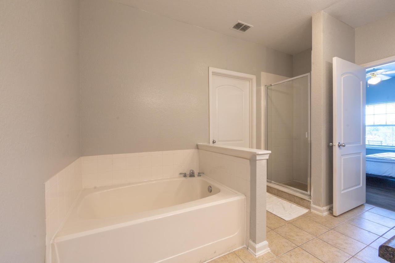 Luxurious 2-bed W/lake View And Amenities *