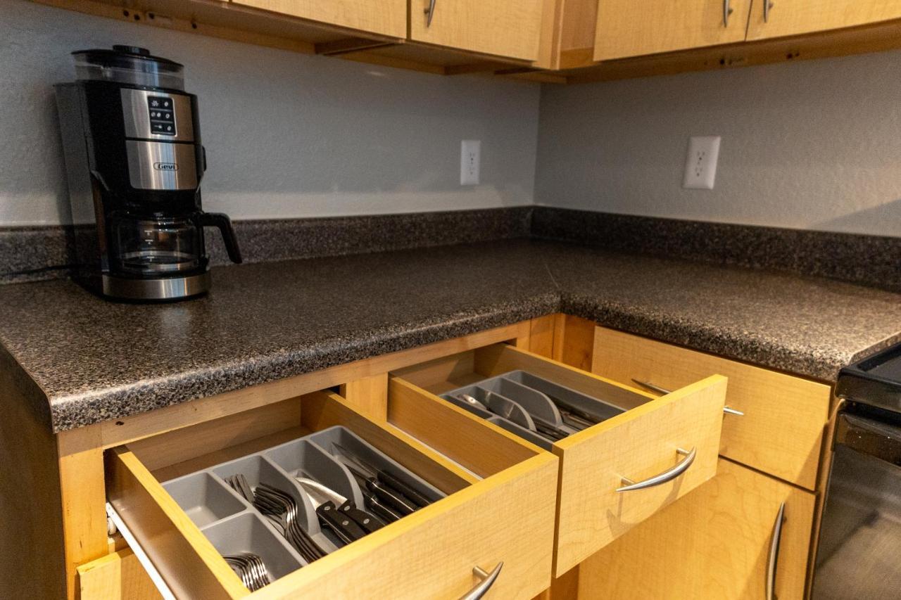 Luxurious 2-bed W/lake View And Amenities *