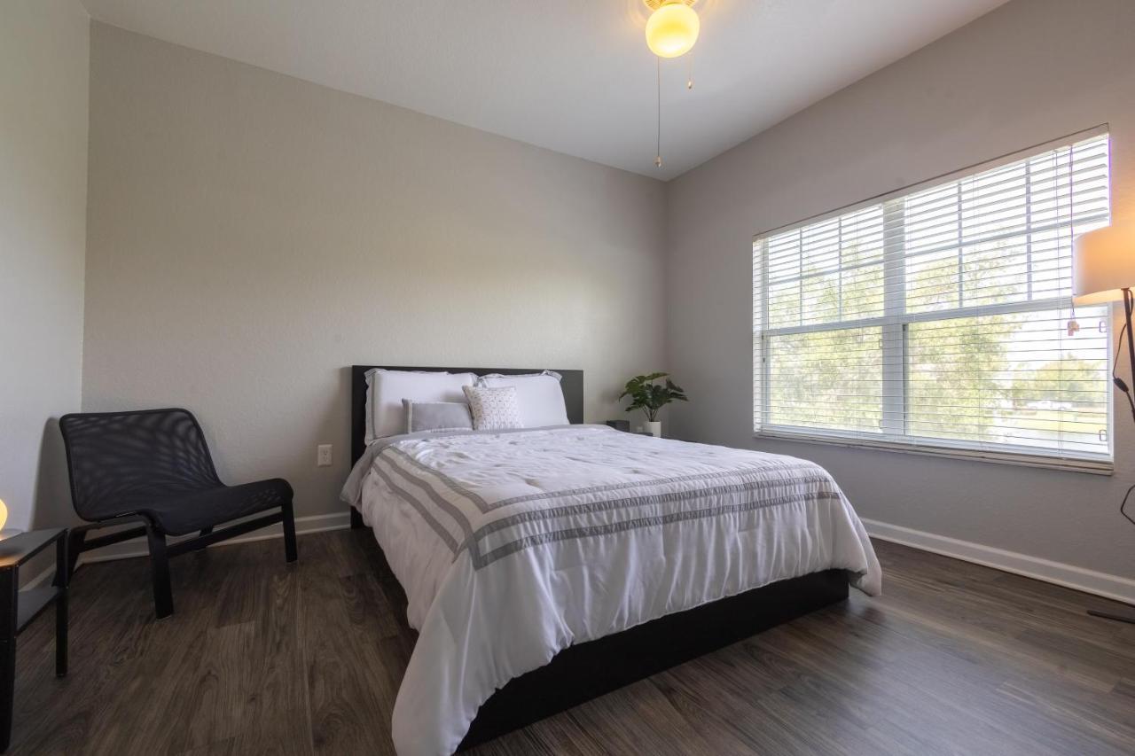 Luxurious 2-bed W/lake View And Amenities Apartment Orlando