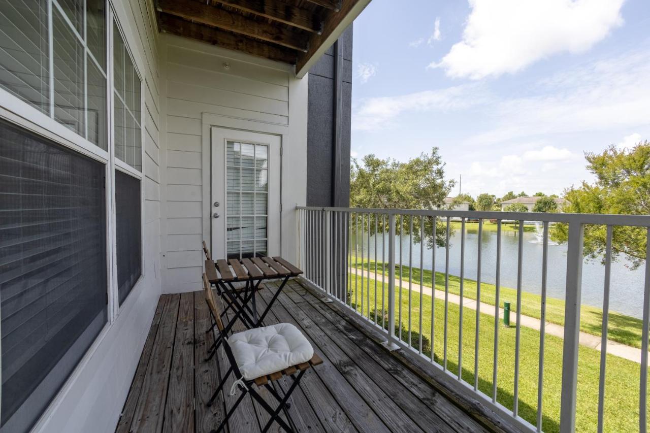 Luxurious 2-bed W/lake View And Amenities * Orlando