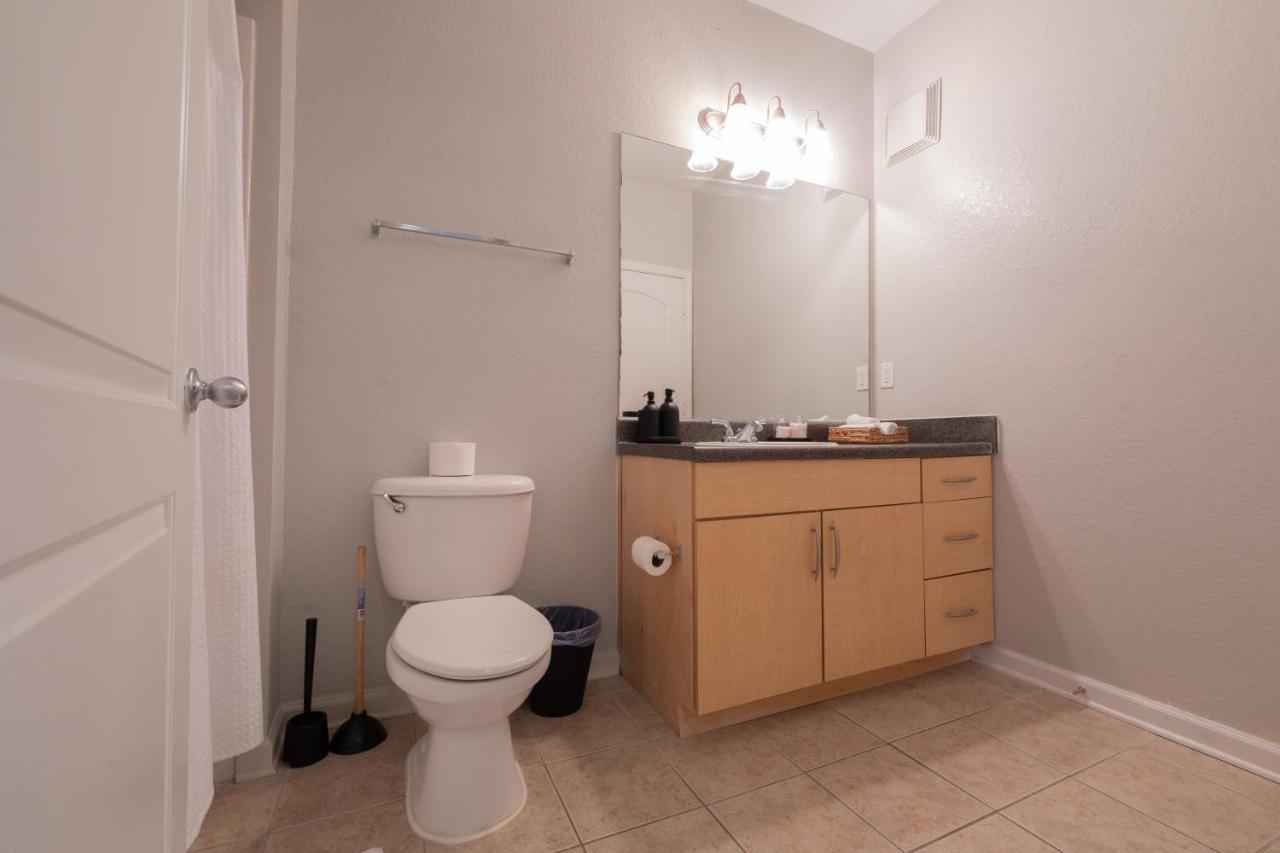 Luxurious 2-bed W/lake View And Amenities Apartment
