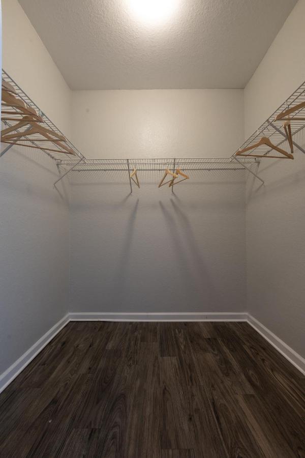 Apartment Luxurious 2-bed W/lake View And Amenities *
