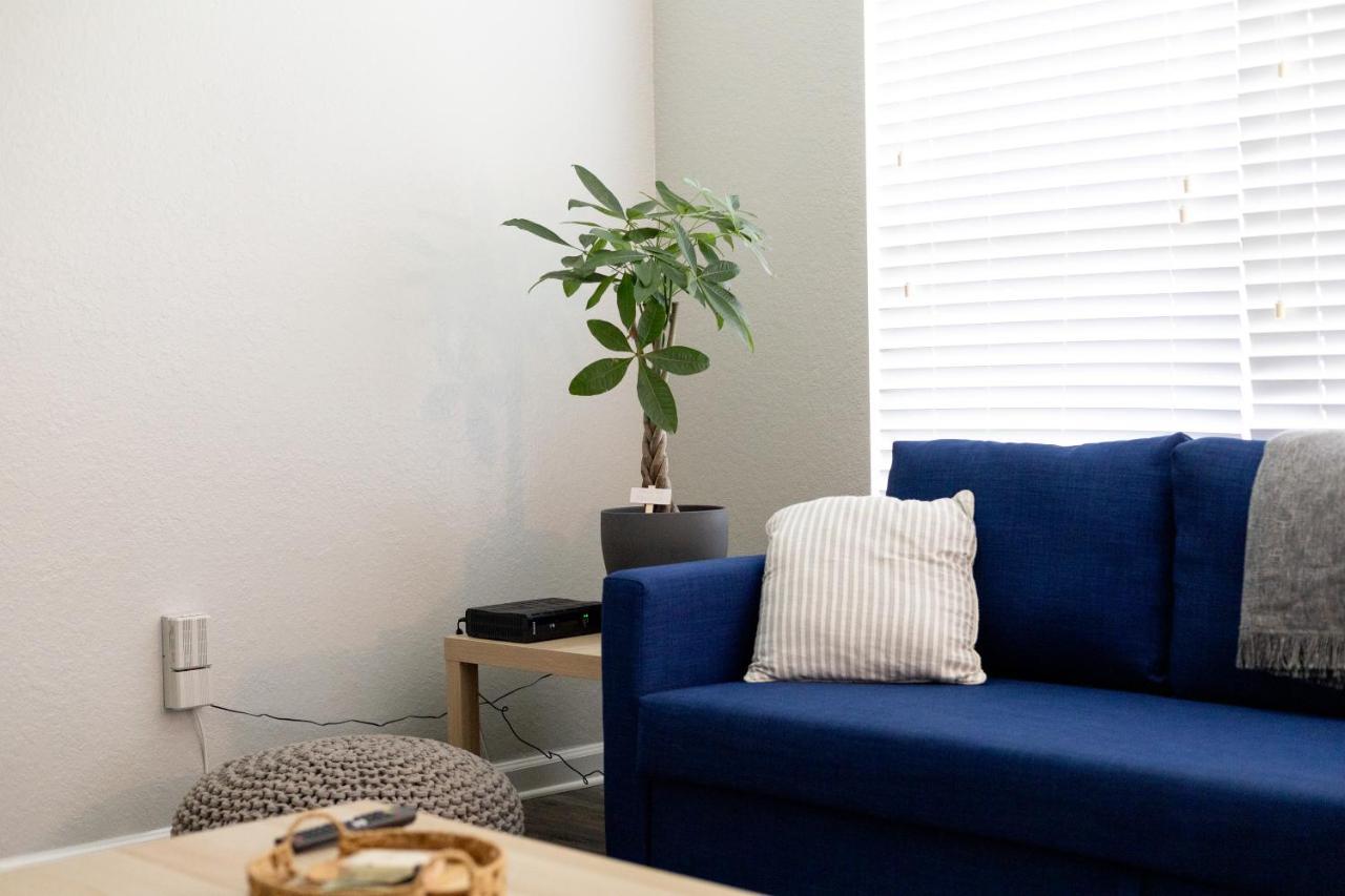 Luxurious 2-bed W/lake View And Amenities Apartment *