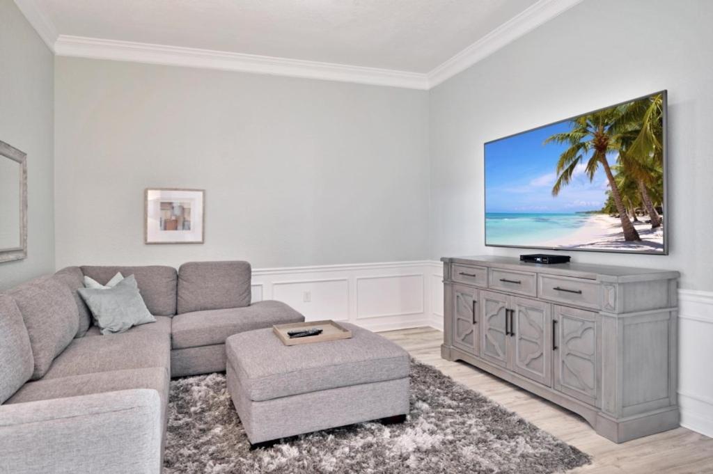 3 Bed Penthouse Near Convention Center! Apartment *