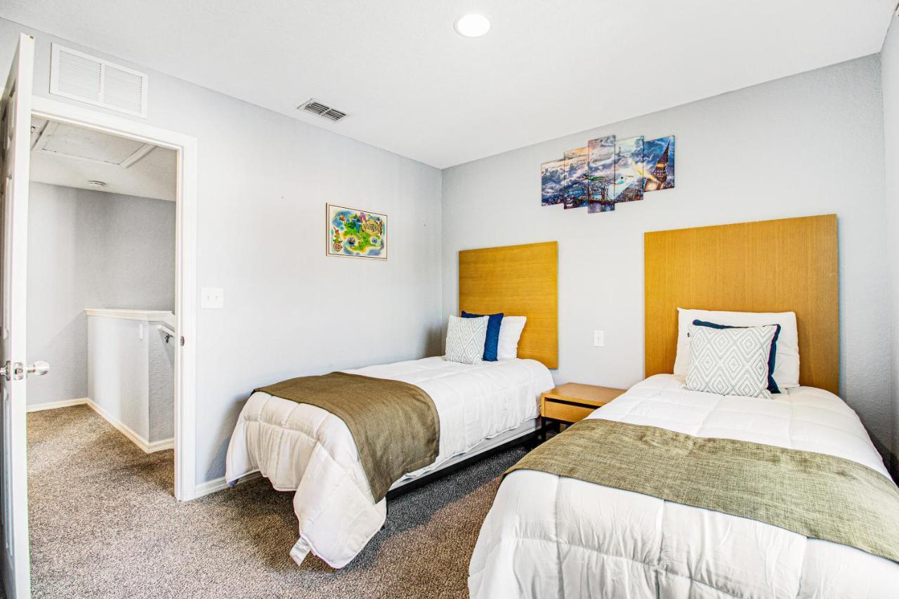 Modern Retreat At Regal Oaks *