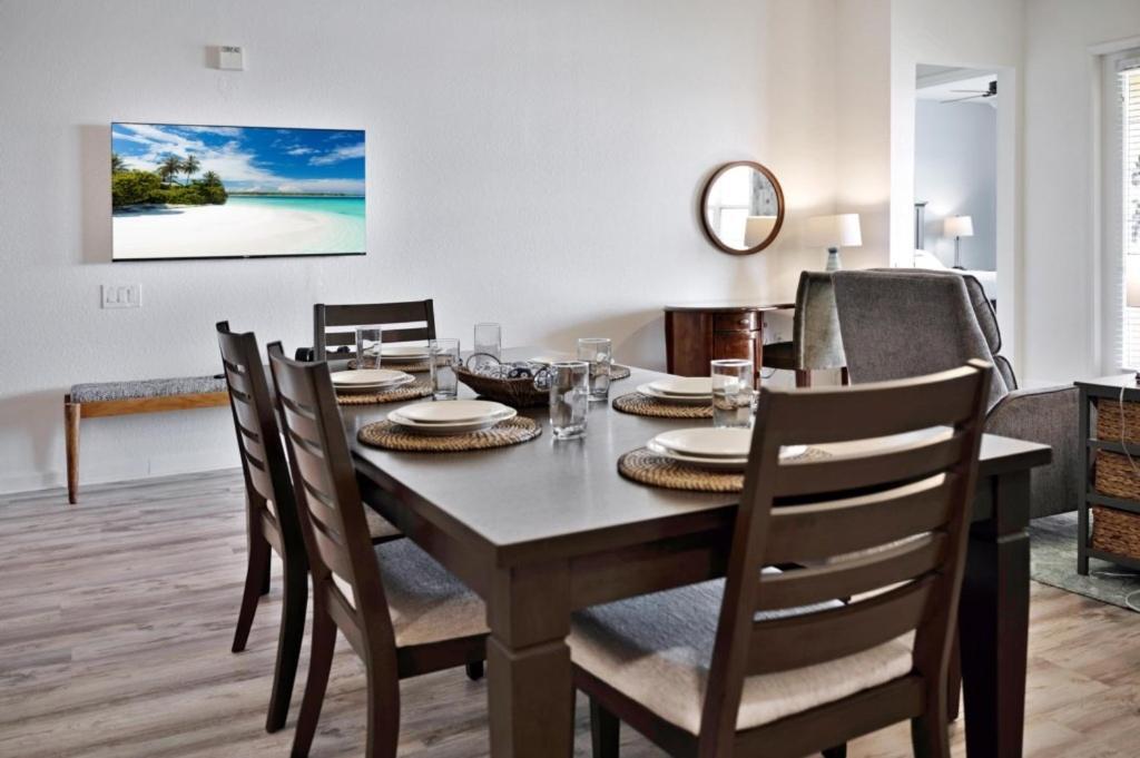 3 Bed Penthouse Near Convention Center! *