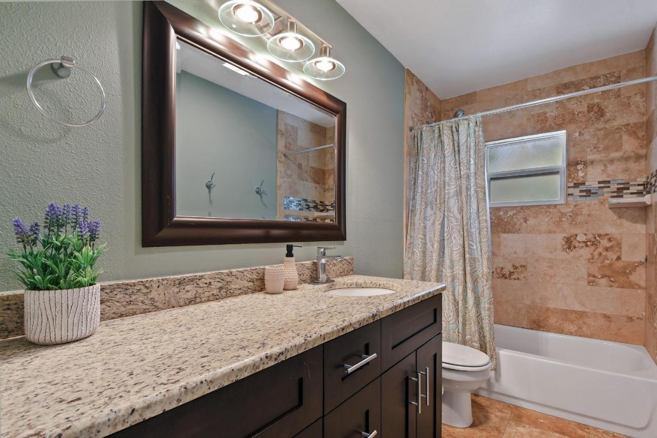 Villa 5bd 4bath Villa, Amazing Outdoor Space, Pet Friendly *