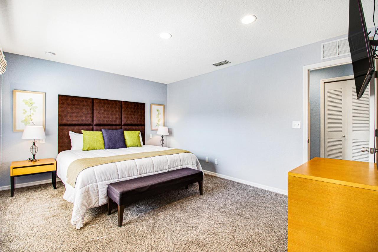 Modern Retreat At Regal Oaks